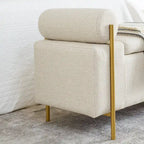 Banc de rangement Harper en lin avec accoudoirs cylindriques et pieds en métal doré