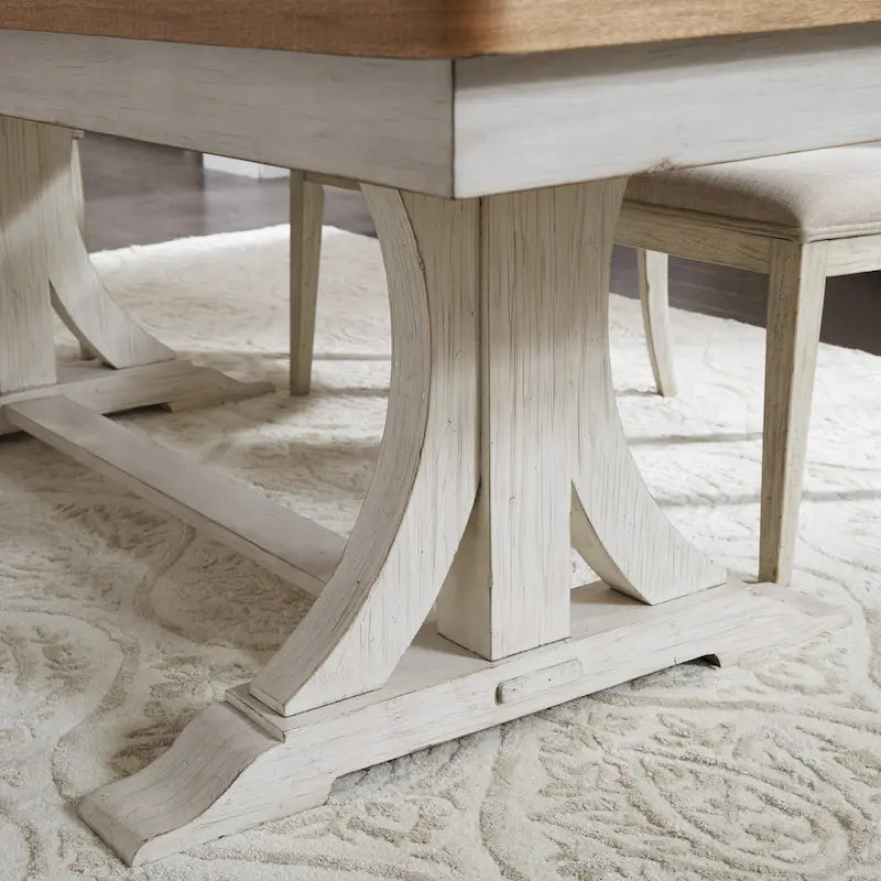 Table de salle à manger avec tréteaux, chaises et banc blanc antique, style ferme revisité