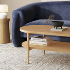 Table basse ovale à 2 niveaux Sonia Bohemian en bois clair avec étagère de rangement en rotin