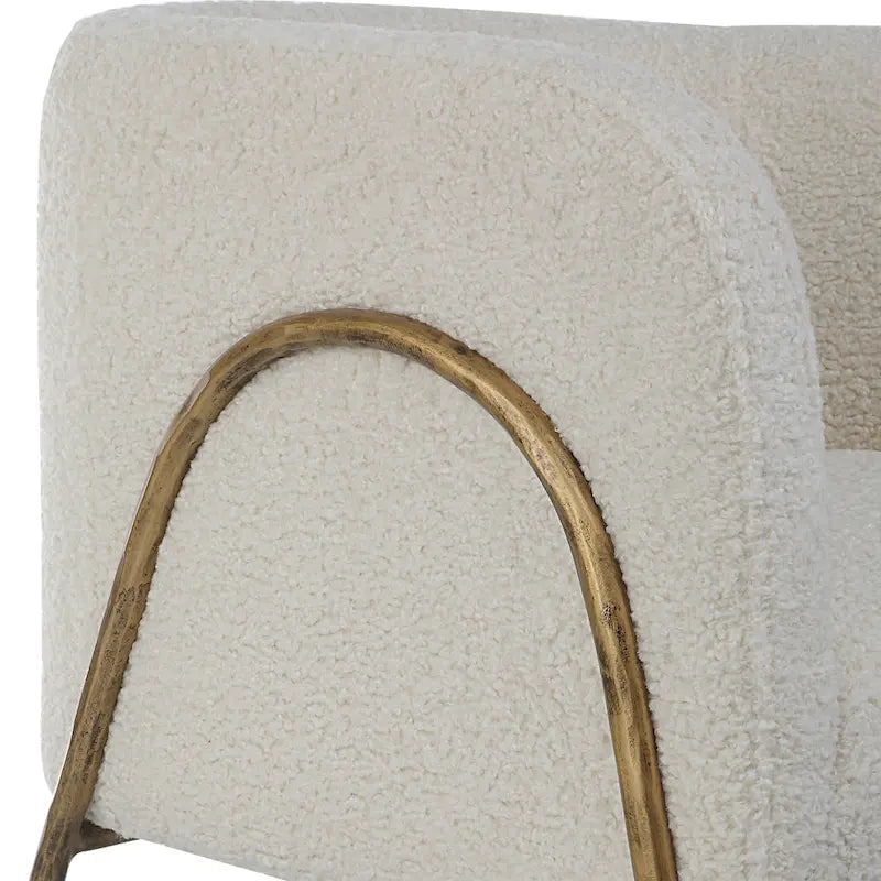 Fauteuil d'appoint Jacobsen blanc cassé et peau de mouton - 27L x 28,5H x 27P