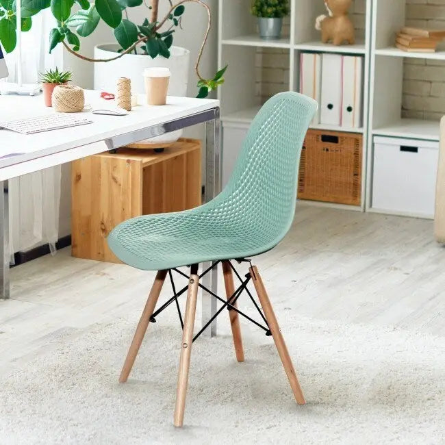 Chaise creuse moderne en plastique avec pieds en bois
