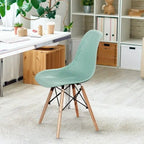 Chaise creuse moderne en plastique avec pieds en bois