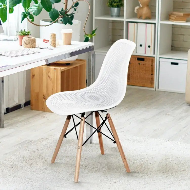 Chaise creuse moderne en plastique avec pieds en bois